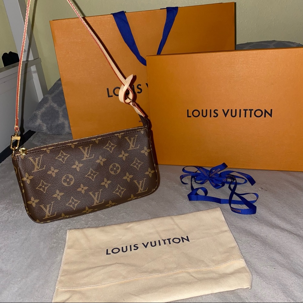 Louis Vuitton Pochette Accessories Shoulder Bag in Monogram - Picture 1 of 7